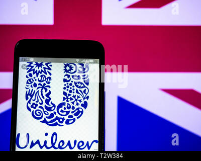 In questa illustrazione della foto un logo Unilever vede visualizzato su un telefono intelligente. Foto Stock