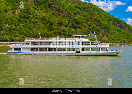 Kaub, Germania - maggio 2010: Grande foto della nave passeggeri MS Ehrenfels trasportano i turisti lungo il fiume Reno, in una bella giornata di sole con un blu... Foto Stock