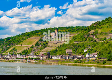 Bella vista panoramica di Kaub, una città che si trova sulla riva destra del fiume Reno e il castello di Gutenfels in background; in una bella giornata di sole con... Foto Stock