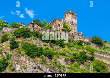 Perfetto chiudere la vista del castello di Gutenfels o Caub Castello con un cielo blu sullo sfondo. Lo sperone castello sopra la città Kaub in Renania Palatinato è parte... Foto Stock