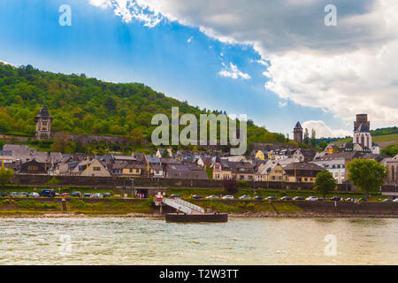 Vista panoramica del fiume di Oberwesel con un molo e il Saint Martin della cattolica Chiesa Parrocchiale (Pfarrkirche San Martino) sulla destra. Si tratta di una cittadina sul ... Foto Stock