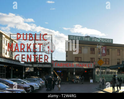 SEATTLE, Washington, USA, 4 settembre 2015: ampia vista della parte esterna di Pike Place Market di Seattle Washington Foto Stock