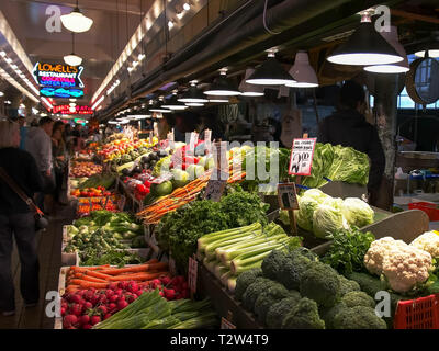 SEATTLE, Washington, USA, 4 settembre 2015: fresche e vegetali produrre presso il Mercato di Pike Place in Seattle Washington Foto Stock