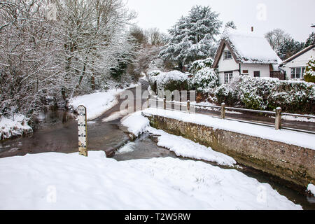 Vista del villaggio di Clavering in Essex nel tempo con la neve Foto Stock