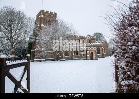 Vista del villaggio di Clavering in Essex nel tempo con la neve. St Mary & San Clemente Chiesa Foto Stock