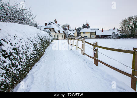 Vista del villaggio di Clavering in Essex nel tempo con la neve Foto Stock