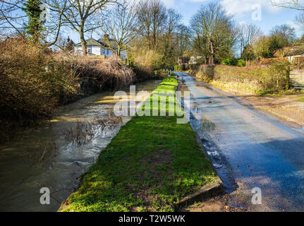 Vista del villaggio di Clavering in Essex con il fiume Stort allagamento Foto Stock