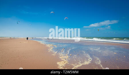 Brancaster spiaggia con wind surf Foto Stock