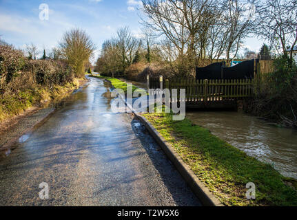 Vista del villaggio di Clavering in Essex con il fiume Stort allagamento Foto Stock