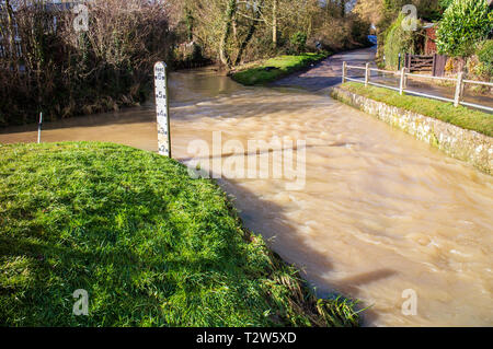 Vista del villaggio di Clavering in Essex con il fiume Stort nel proiettore completo dalla Ford Foto Stock