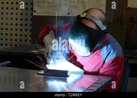 Saldatore lavora nell'industria metall - Ritratto Foto Stock