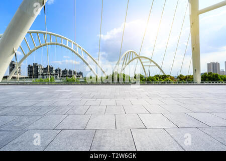 Quadrato vuoto piano e costruzione di ponti di Shanghai Foto Stock