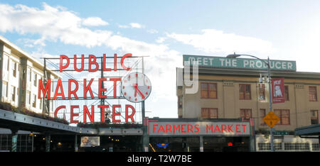 SEATTLE, WASHINGTON, STATI UNITI D'America - 7 Settembre 2015: insegne al neon sulla parte esterna di Pike Place Market di Seattle Washington Foto Stock