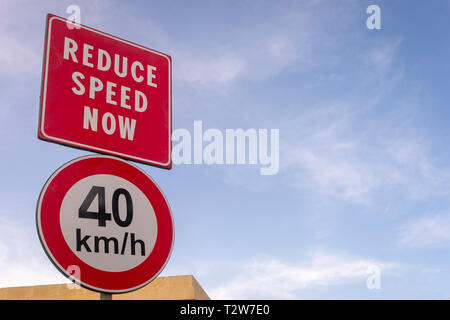 Ridurre la velocità ora, 40 KMH, cartello stradale Foto Stock