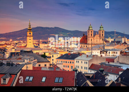 Linz, Austria. Antenna immagine cityscape di Linz, Austria durante il tramonto. Foto Stock