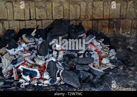 Parte della stufa muratura di mattoni per barbecue con carbone di legna sul fuoco, città, Zavet, Bulgaria, Europa