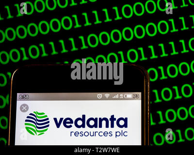 In questa foto illustrazione un la Vedanta Resources si vede il logo visualizzato su un telefono intelligente Foto Stock