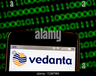 In questa foto illustrazione un la Vedanta Resources si vede il logo visualizzato su un telefono intelligente Foto Stock