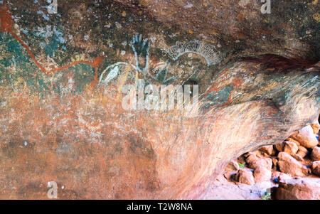 Grotta di aborigeni pittura all'interno della grotta di famiglia o kulpi mutitjulu a Ayers rock in NT outback Australia Foto Stock