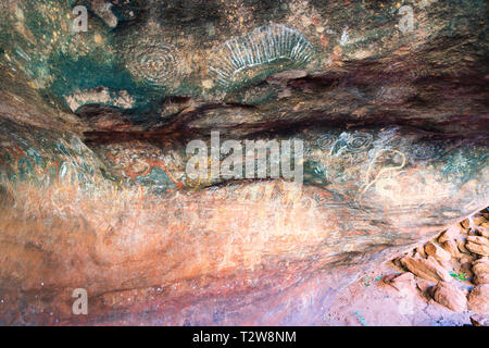 Grotta di aborigeni pittura all'interno della grotta di famiglia o kulpi mutitjulu a Ayers rock in NT outback Australia Foto Stock