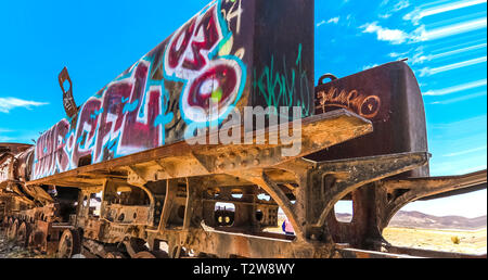 Uyuni, Bolivia - DIC 2014: Abbandonate locomotive inglesi presso l'antico cimitero di treno a Salar de Uyuni serve ora come una destinazione turistica prima di lui Foto Stock