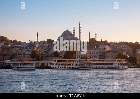 Bellissima vista del Golden Horn e la Moschea di Suleymaniye al tramonto, Istanbul, Turchia Foto Stock