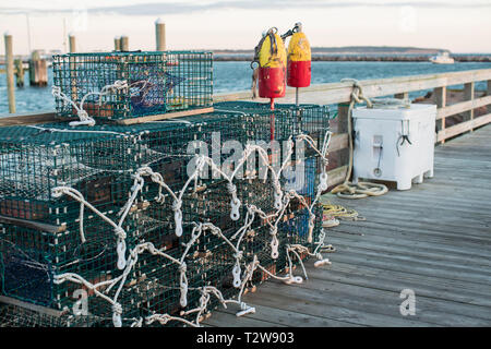 Trappole di aragosta sul molo del pesce, Porto Vecchio, Block Island, RI. Il vecchio porto è importante centro di trasporto e la barca da pesca posizione sull'isola. Ottimo per turisti. Foto Stock