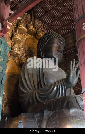 La grande statua del Buddha al Tempio di Todai-ji di Nara, Giappone. Foto Stock