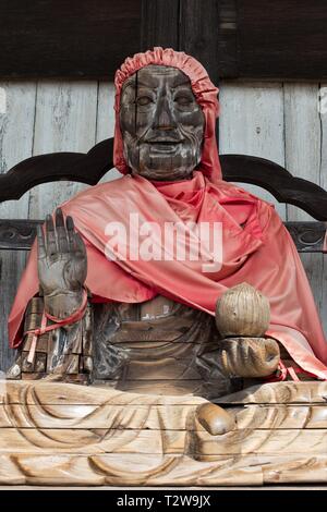 Una statua di Binzuru (Pindola Bharadvaja) nella parte anteriore del Tempio di Todai-ji di Nara, Giappone. Foto Stock