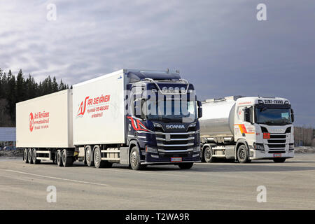 Forssa, Finlandia - 30 Marzo 2019: due la prossima generazione Scania R580 carrelli tirando intero rimorchio parcheggiato su carrello cantiere di arresto in un giorno di primavera. Foto Stock