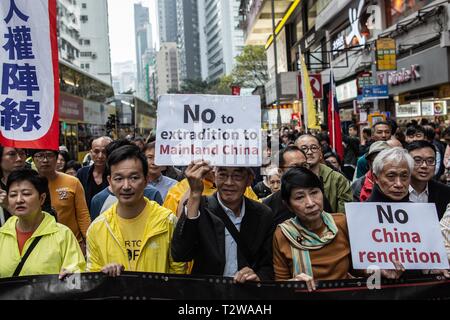 Alcuni manifestanti 12.000 visto marciando verso il basso l'arteria principale di Hong Kong per protestare contro la nuova proposta. Leggi di estradizione sono stati proposti dal governo di Hong Kong per consentire il trasferimento dei fuggiaschi a Cina tra gli altri luoghi. La proposta ha incontrato inusuale ampia opposizione da parte di gruppi per i diritti civili di international business élite e anche pro-stabilimento figure. Foto Stock