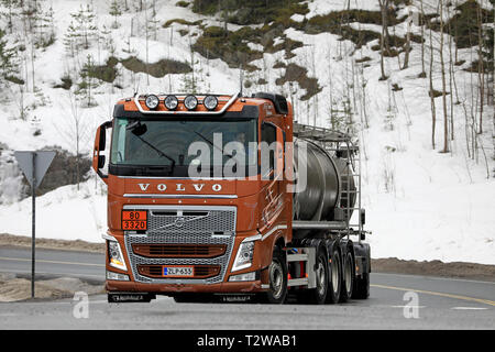 Forssa, Finlandia - 23 Marzo 2019: Volvo FH 540 tanker in intersezione stradale in caso di pioggia.ADR codice mezzi 80-3320 boroidruro di sodio e s. Soluzione di idrossido Foto Stock