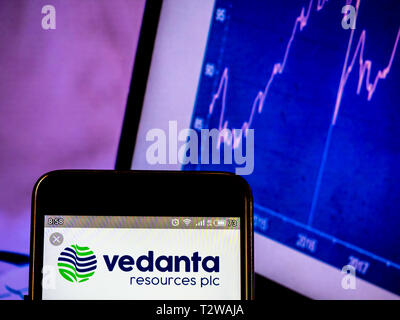 In questa foto illustrazione un la Vedanta Resources si vede il logo visualizzato su un telefono intelligente Foto Stock