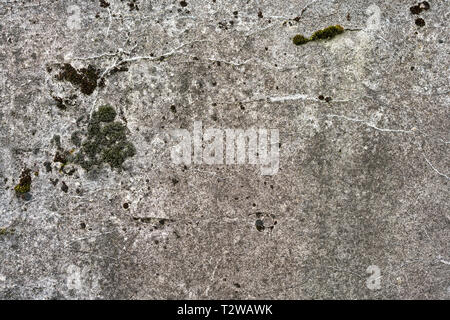Macchie di ruggine sul vecchio muro di cemento texture, peeling astratta di vernice sulla superficie cementizia texture, muro sporco sullo sfondo Foto Stock