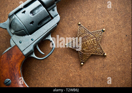 Colt.45 azione unica pistola e sheriff badge Foto Stock