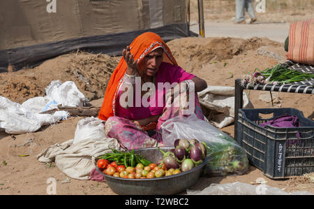 PUSHKAR, India - 20 novembre 2012: Cibo trader verdure di vendita nel mercato di strada nella città santa di Pushkar, Rajasthan, India Foto Stock