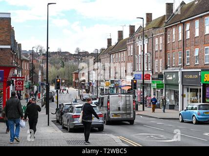 Uckfield East Sussex England Regno Unito - traffico e pedoni in strada alta. Foto Stock