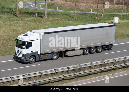 Mercedes-Benz CharterWay carrello su autostrada tedesca. Foto Stock