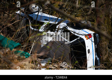 Auto distrutta al largo della Norrish Creek Forest Service Road a Dewdney, Mission, British Columbia, Canada Foto Stock