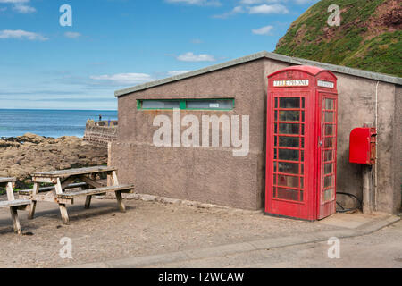 Telefono rosso Box / telefono / Kiosk Call Box In Pennan sull'Aberdeenshire costa nel nord est della Scozia Foto Stock