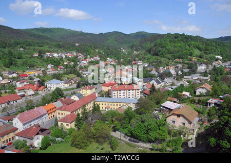 Vista di Kremnica dalla torre della chiesa, la Slovacchia. Kormocbánya látképe un templomtoronyból, Szlovákia. Foto Stock