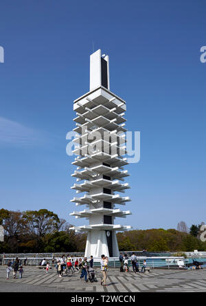 Giorno generale volta vista. Komazawa Olympic Park torre di controllo, Tokyo, Giappone. Architetto: Yoshinobu Ashihara, 1964. Foto Stock