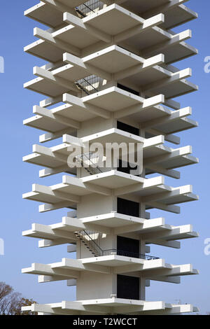 Giorno generale volta vista. Komazawa Olympic Park torre di controllo, Tokyo, Giappone. Architetto: Yoshinobu Ashihara, 1964. Foto Stock