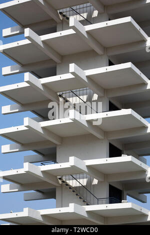 Vista in dettaglio della torre. Komazawa Olympic Park torre di controllo, Tokyo, Giappone. Architetto: Yoshinobu Ashihara, 1964. Foto Stock