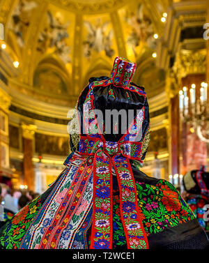 Testa femmina da dietro a St.Stephen's Basilica,Budapest.archetto e sciarpa,snood decorate con tradizionale folk ungherese del ricamo Foto Stock