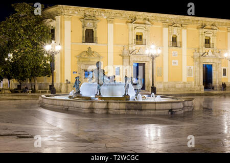 Fontana Rio Turia nella piazza della Vergine Santa Maria di notte Foto Stock