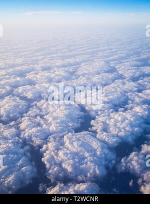 Nuvole visto dal di sopra da un aeroplano cabina Foto Stock