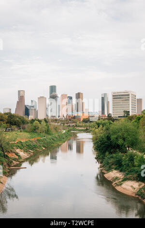 Vista della skyline di Houston da Buffalo Bayou Park, a Houston, Texas Foto Stock