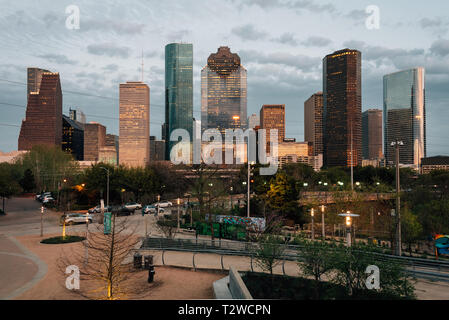 Vista della skyline di Houston da Buffalo Bayou Park, a Houston, Texas Foto Stock