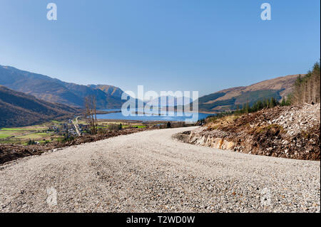 Loch Leven e montagne di Western Highlands scozzesi da una strada forestale su Sgorr na Ciche, il Pap di Glen Coe Foto Stock